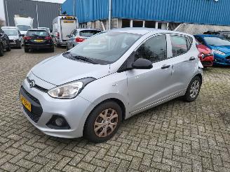 dommages fourgonnettes/vécules utilitaires Hyundai I-10 i 10 i drive motion comfort  96000 km N.A.P rijdbaar 2015/10